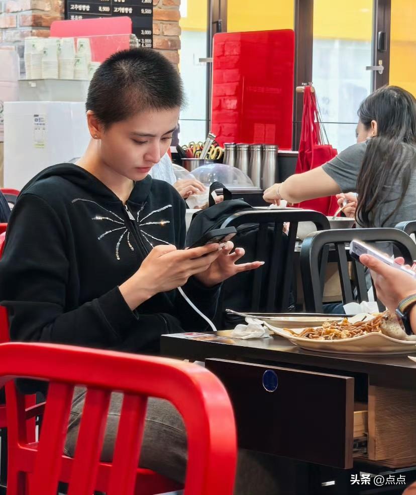 金子涵歌词求救引担忧，昔日青你女孩盼她退圈后安好
 
金子涵歌词求救的话题引发了