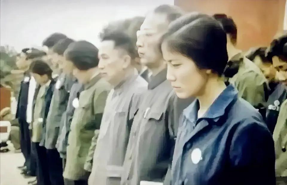 1976年9月18日，北京天安门广场上，电影界代表李秀明参加毛主席追悼会。
那年