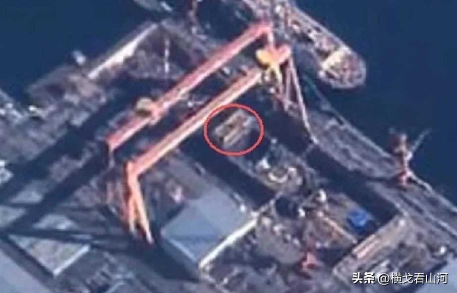 俯视图+老位置，加油干就完了！

甲板施工热火朝天，一点不磨叽。别老揪着舰艏，重