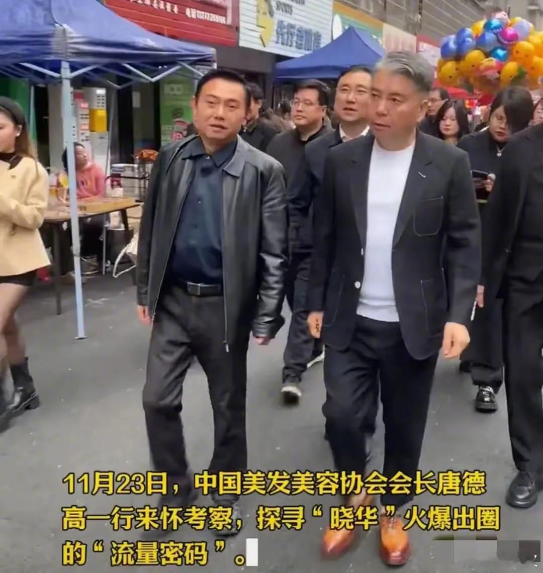 发型师晓华最担心老顾客因为排队不来了 “发型师晓华”火了，她和丈夫的理发店门口排