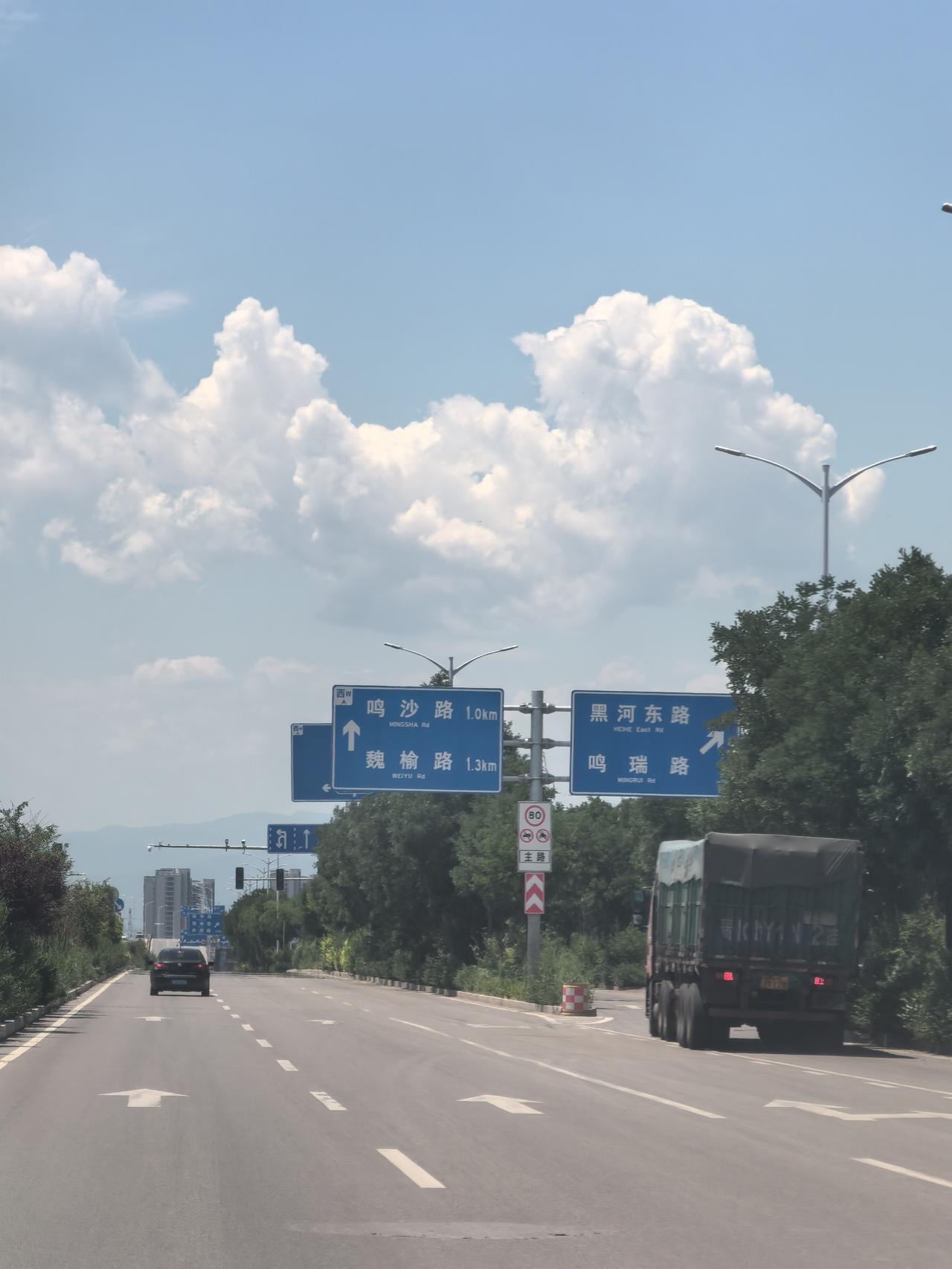 龙城大街东延（榆次称之为龙城中央大道）上为什么不让大货车上主路呢？