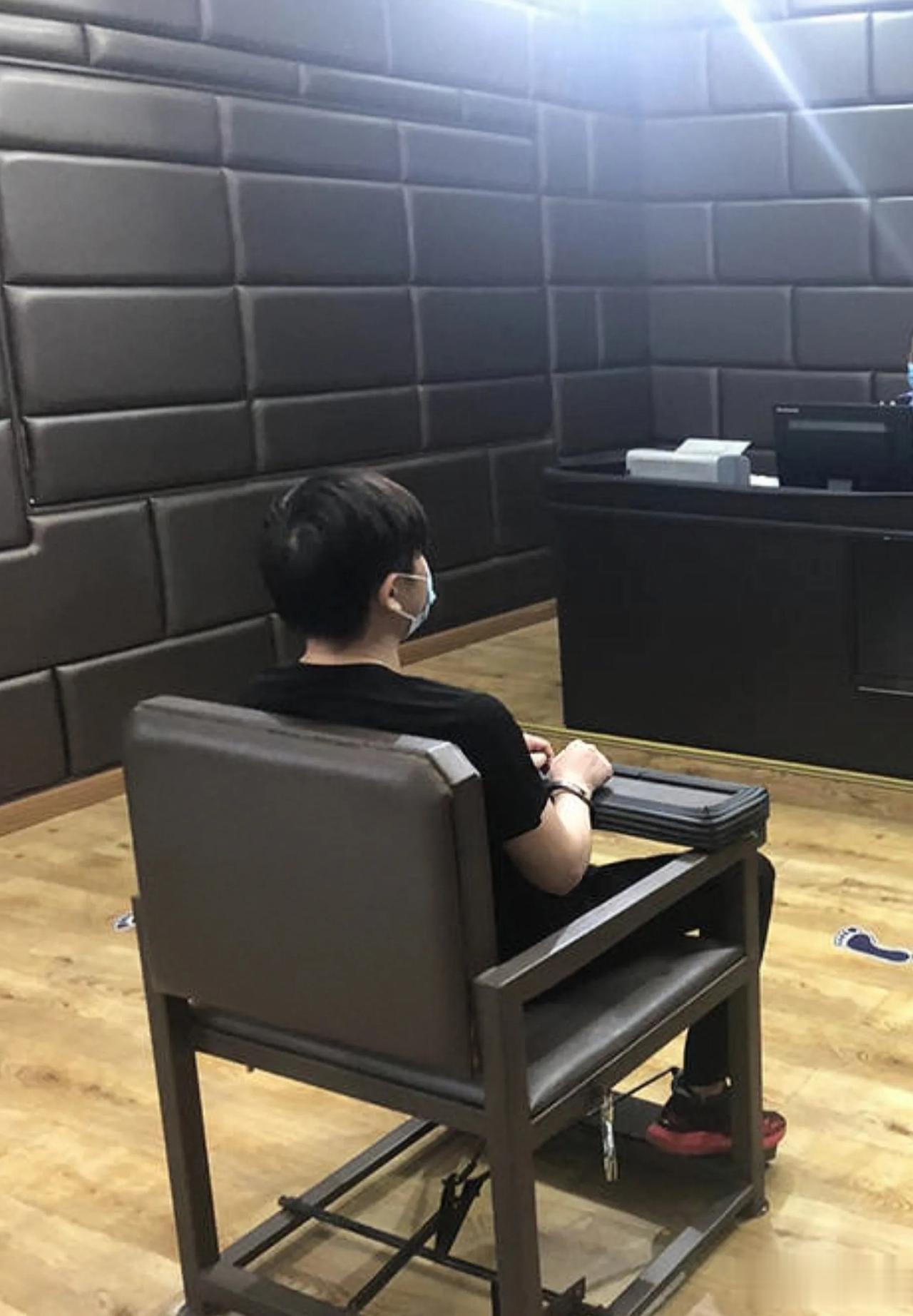 夜黑风高，一男子潜入寺庙，指着功德箱问菩萨:我能借点钱用吗？菩萨沉默不语，只比划