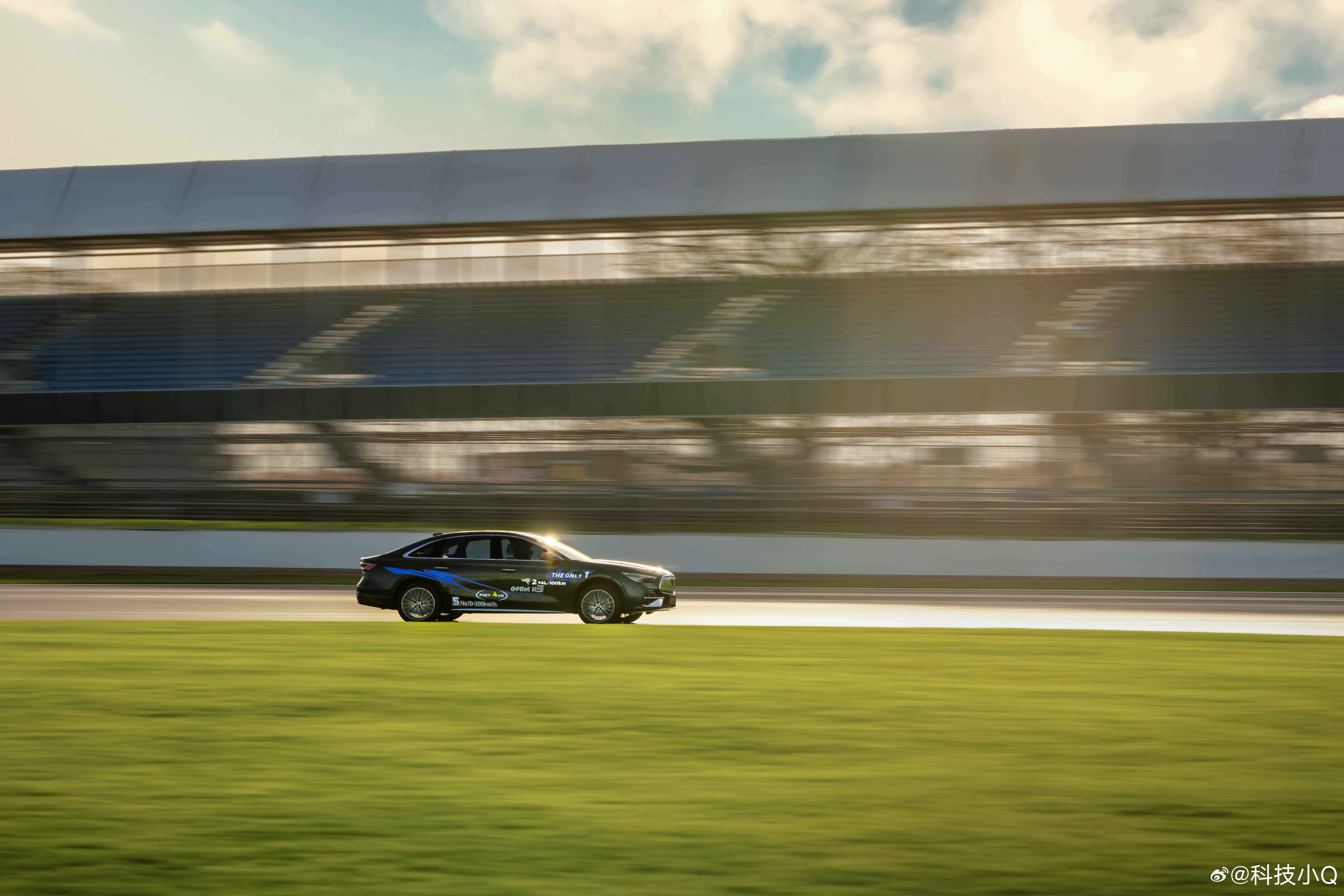 吉利银河星耀7勇闯F1创始赛道！！！先看成绩：百加速5.4s、COPSE弯147