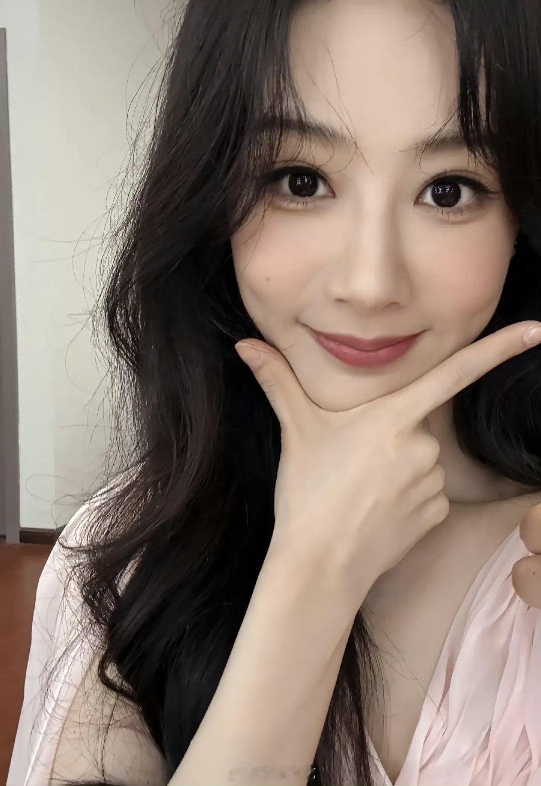 怎么路透一点没动静  紫看珠宝晚会呢 是我错过了 还是没开始呢