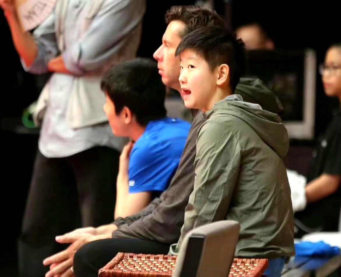 有些人的少女感，不在脸，在眼神。
3月9日重庆冠军赛欢迎晚宴，主持人抛出一句：