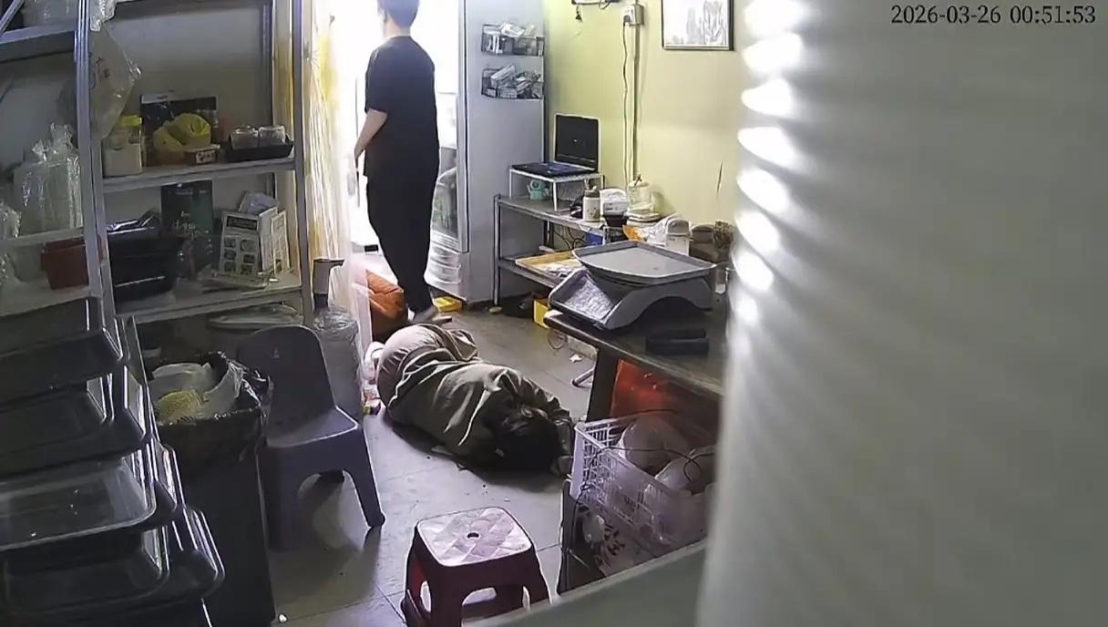 寒心！女子店内晕倒，丈夫竟弃妻携女离去

太寒心了！女子凌晨在店内低血糖晕倒，2