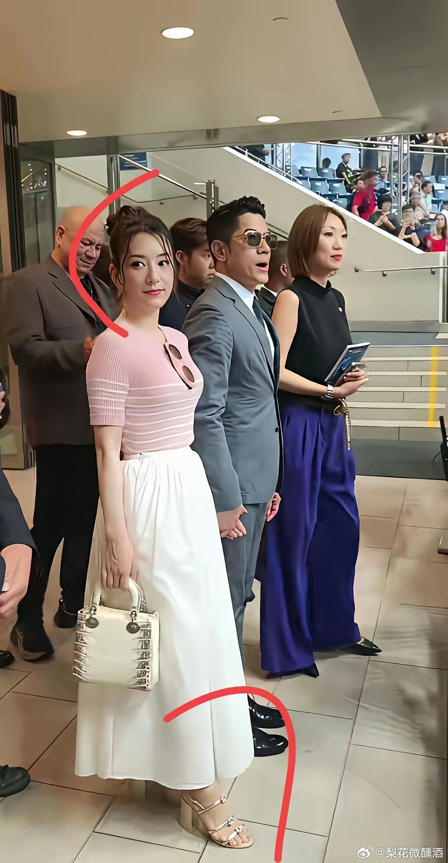 这么有钱为什么不穿一双合脚的鞋子呢？ 