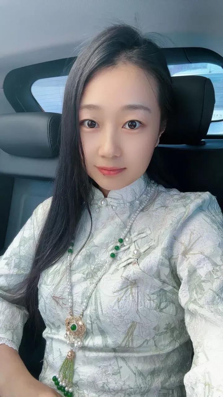 走，跟爷爷走，爷爷带你去买好吃的，你在这里会打扰你妈妈会让你发挥不出来吵架的实力