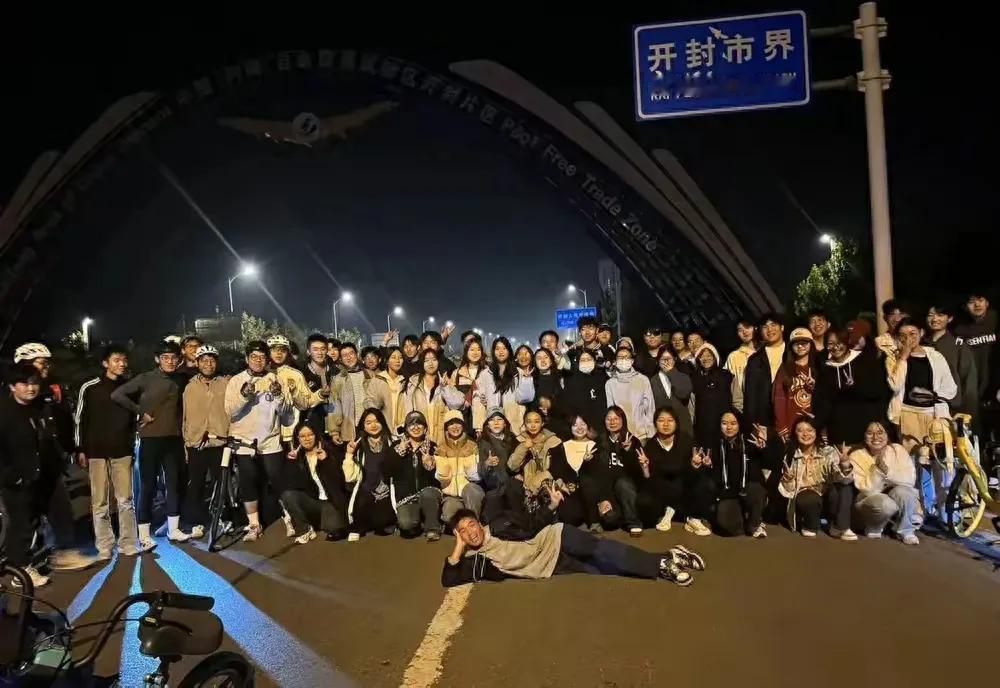 夜幕下，一场震撼人心的旅程在郑州与开封之间展开。一群郑州大学生，喊着“青春没有售
