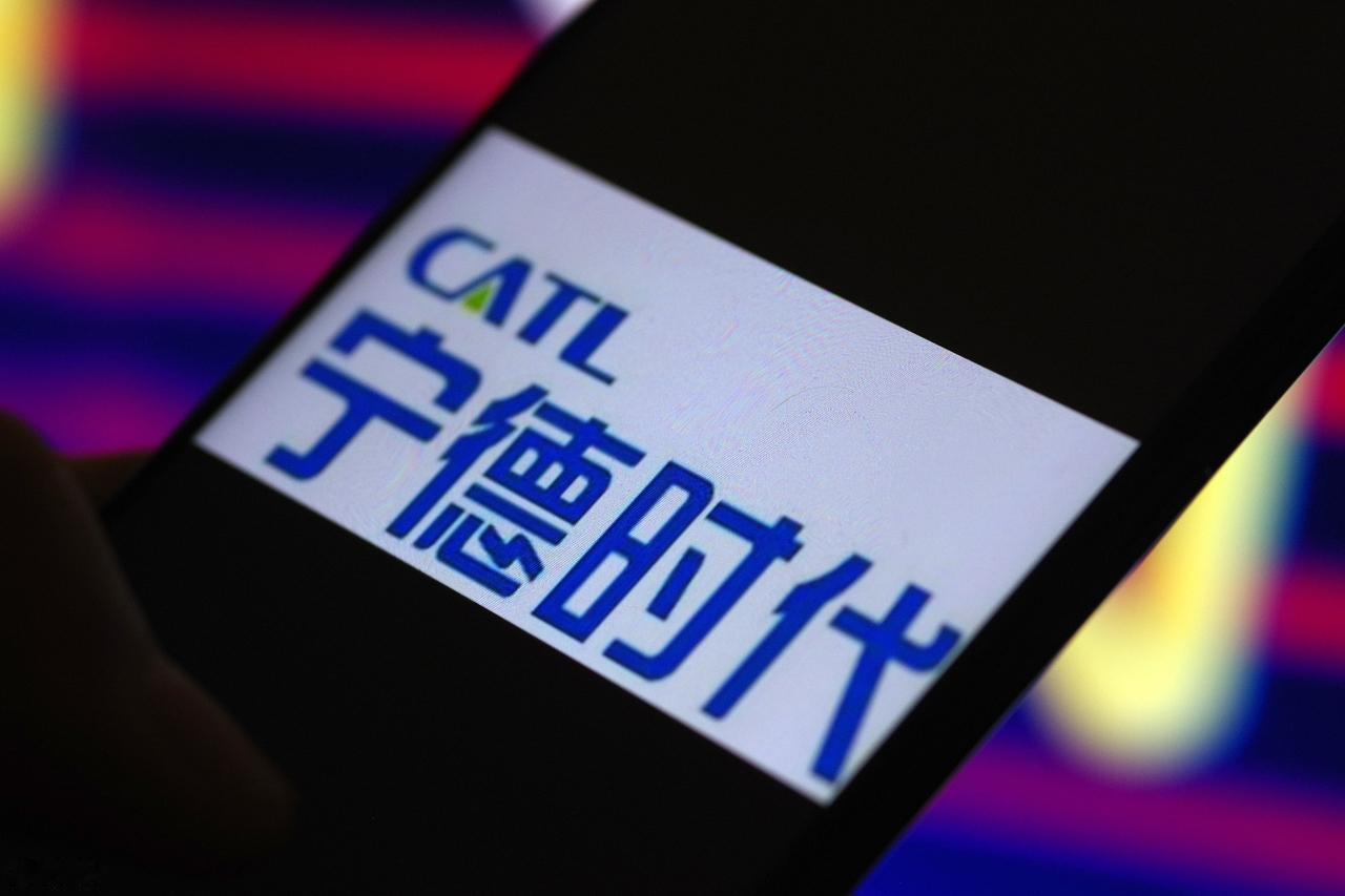 有一件事，欧洲人越来越坐不住了。
中国电动车不是偷偷摸进来的，是大摇大摆、带着价