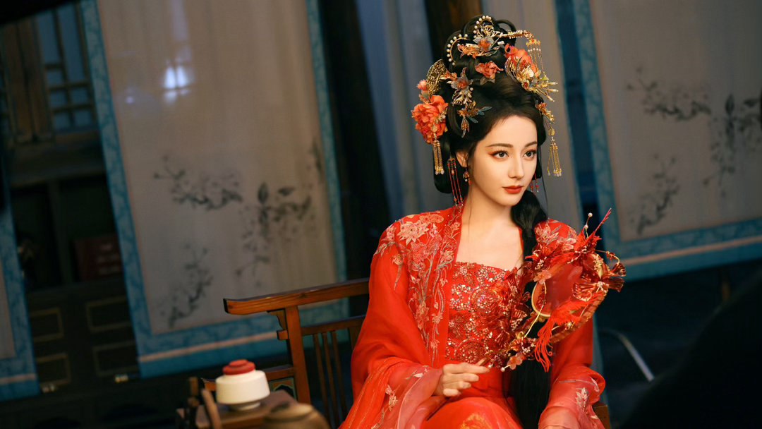 迪丽热巴这个痣简直神来之笔 迪丽热巴的痣长在了最对的位置。不是点缀，是点睛。眼波