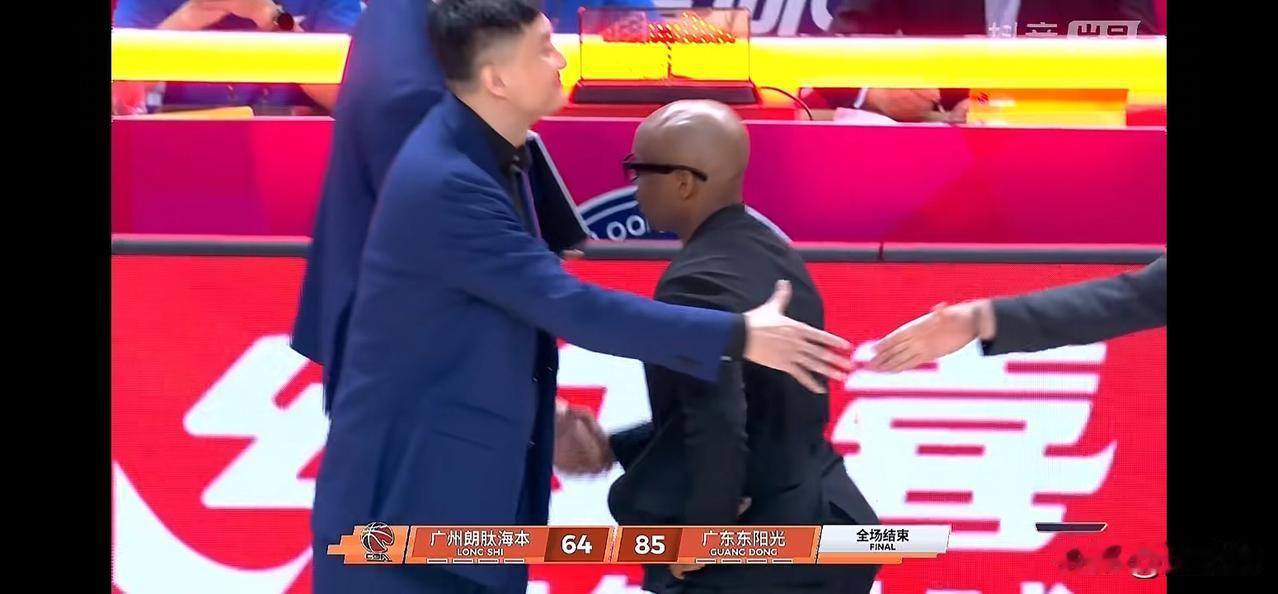 杜锋指导等着喊他下课的广东宏远伪球迷们排除道歉呢。
季后赛才刚开始，“鬼才”战术