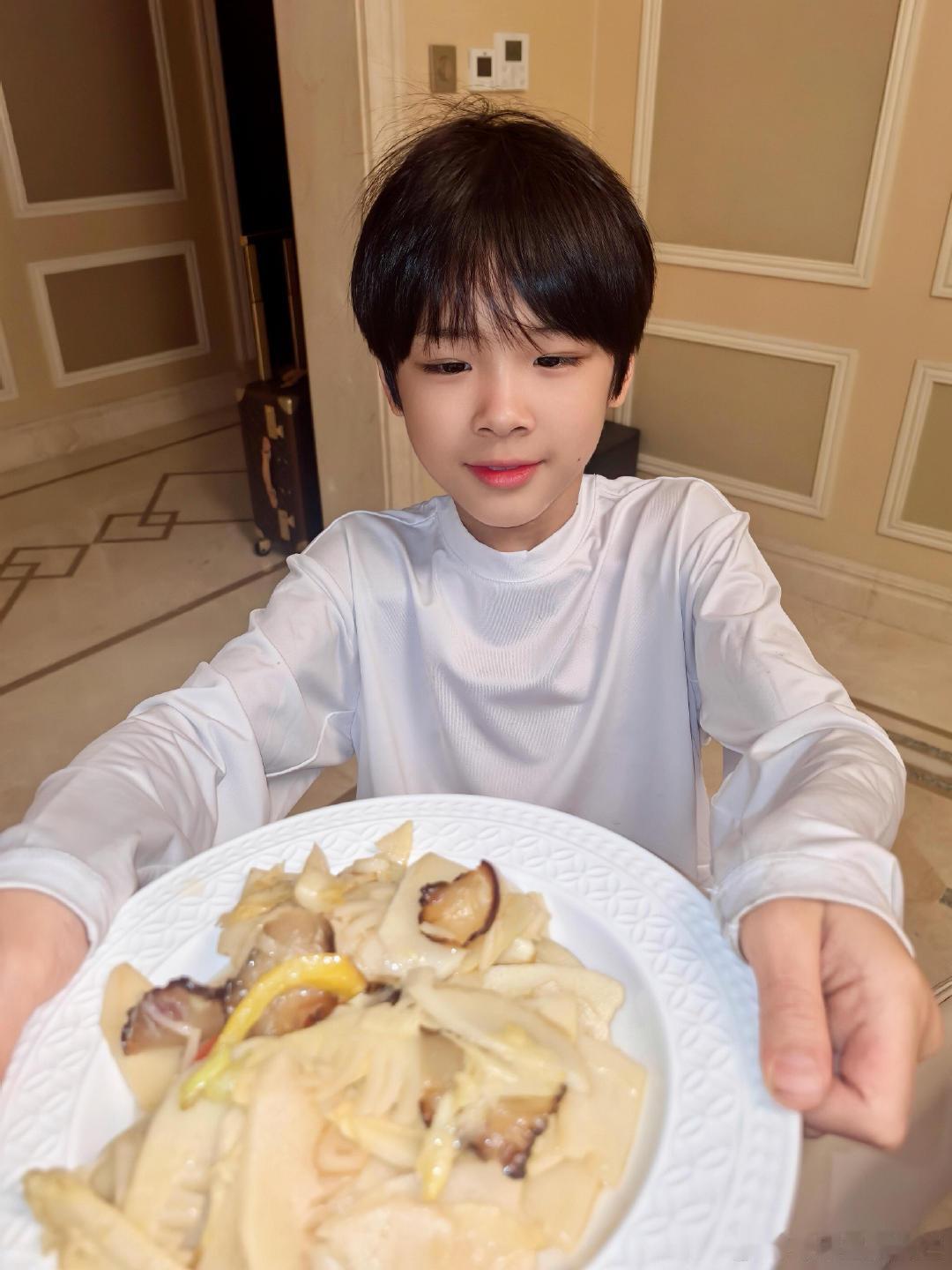 黄圣依小儿子9岁近照黄圣依小儿子9岁身高黄圣依小儿子9岁近照，这孩子不仅长得像妈