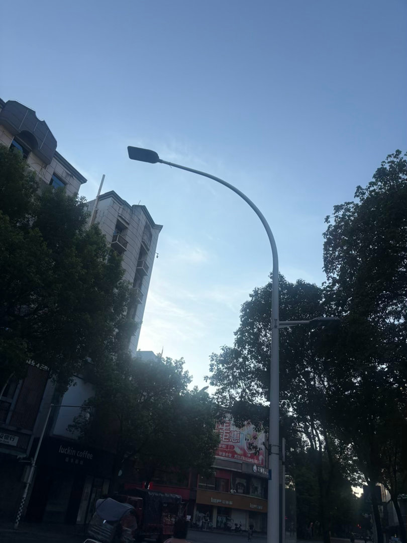 原来5点的天就已经大亮我这会已经工地开好工了、骑着小毛驴，在我们县城，微风徐徐，