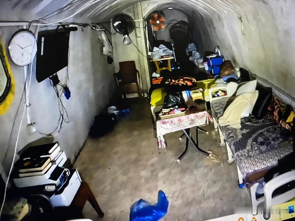 以色列军队公布了哈马斯领导人叶海亚·辛瓦尔在拉法停留的隧道图片和视频。
