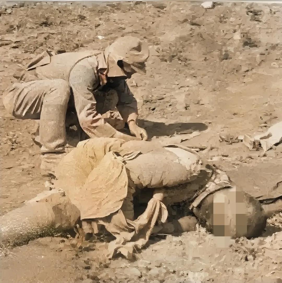1937年，淞沪前线，一名阵亡的国军士兵，留下的一张老照片，镜头中的他趴在地上，