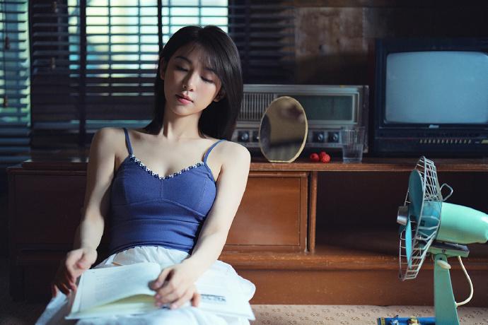 宁心
百叶窗漏进的光
是被切碎的午后
蓝吊带裹着温软的风
书页摊开，字里行间
藏