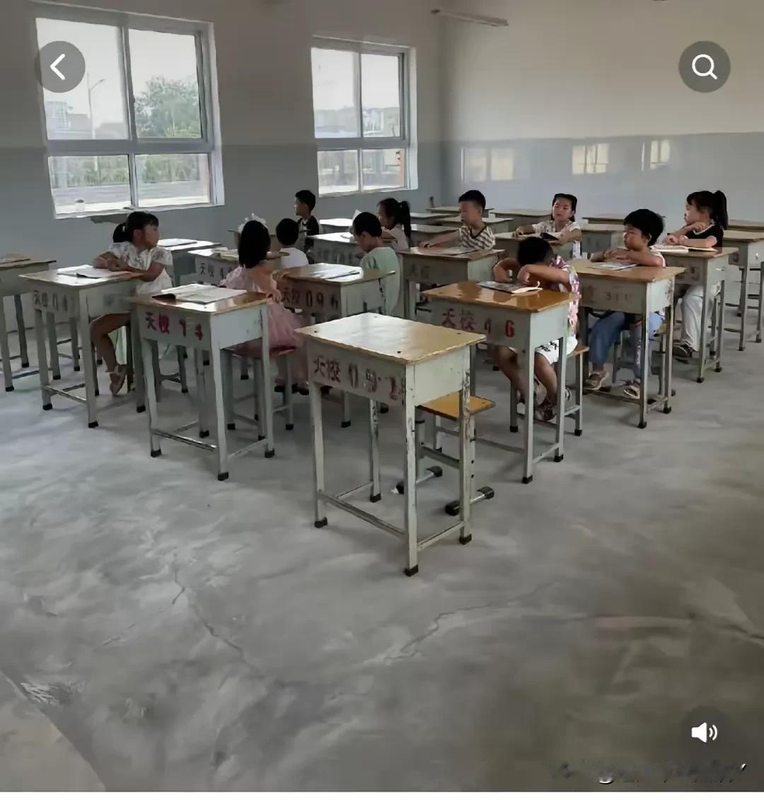 当下的乡村小学，空寂中透着一丝落寞，今日送稚子踏入校门，只见一年级教室里仅坐着十