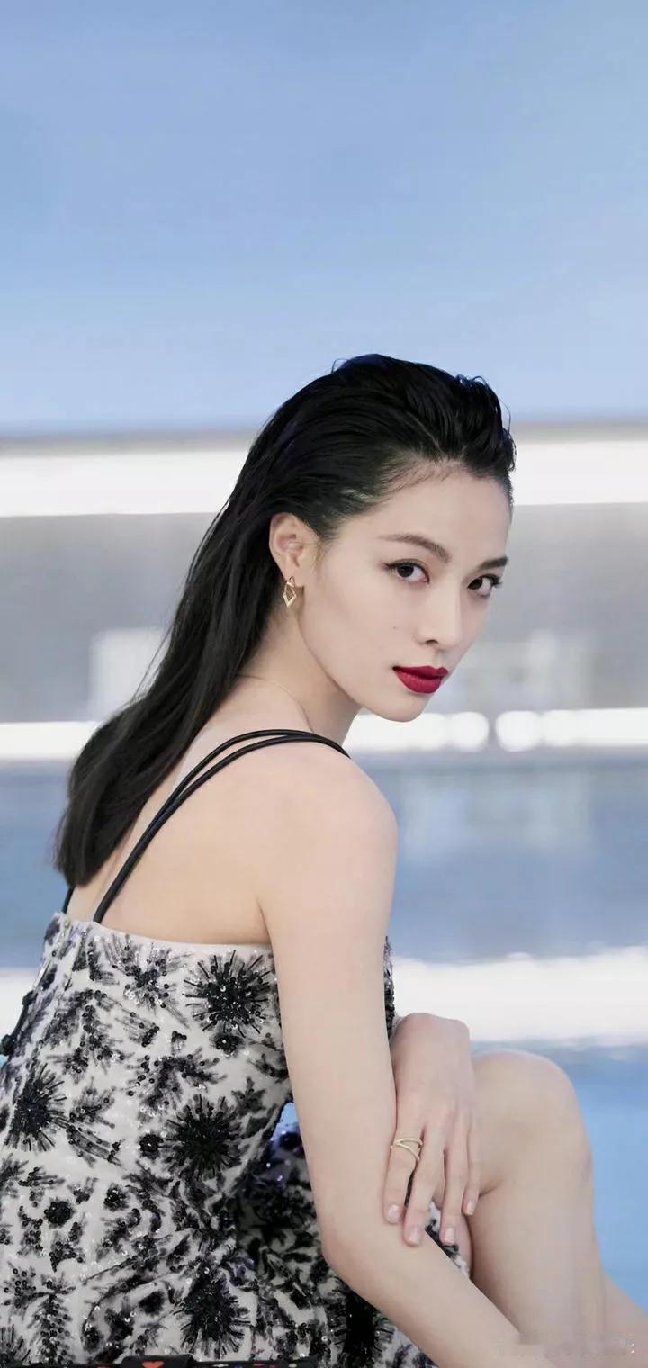 夏日黑裙美少女，海边微风轻拂发。美艳迷人震人心 肤白貌美养眼妹