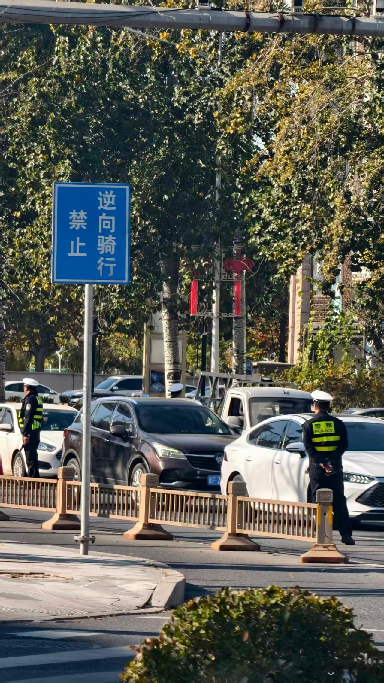 保定保广这条街查酒驾呢，有事儿的可以绕道行驶！[捂脸]
路况可能有小点拥堵，着急