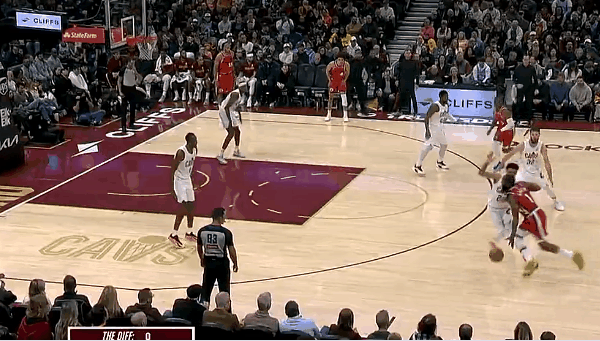 哈登突破上篮被正面大帽，年轻人不讲武德！




哈登突破上篮，面对三人围剿，最