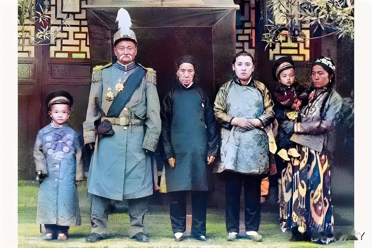 1916年，新疆喀什，马福兴与其三个老婆、两个儿子的合影老照片
