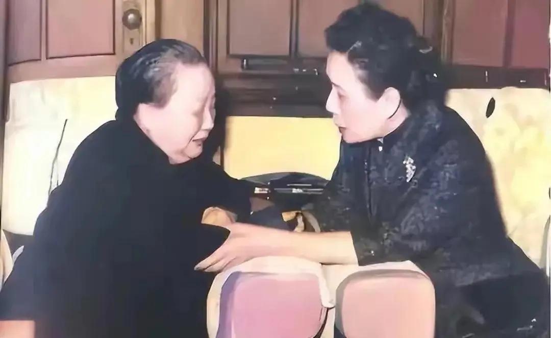 1962年，胡适突发心脏病离世，宋美龄前往安慰其夫人江冬秀时的一幕，当时事发突然