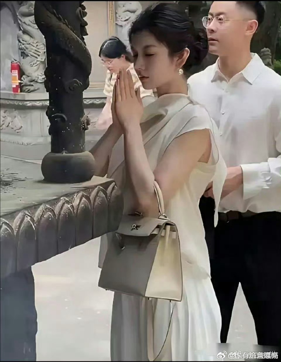一个包都几十万了。这么有钱，还这么漂亮还能有什么烦恼呢？ ​​​
