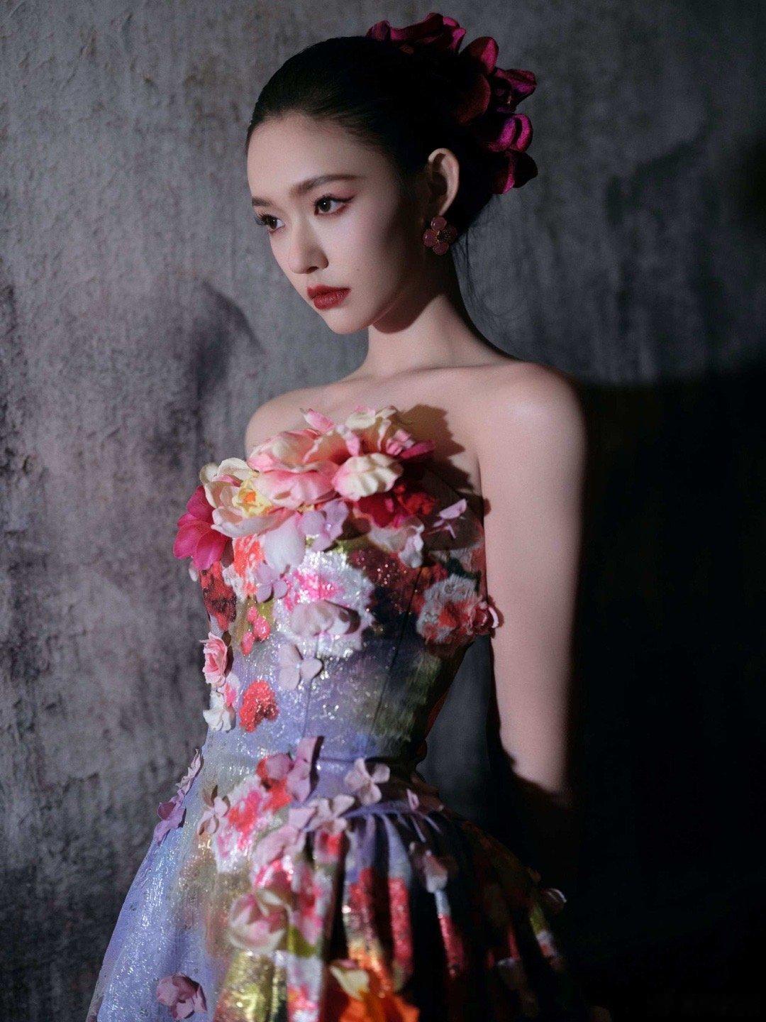 #林允鲜花刺绣长裙##林允繁花油画裙# 林允GQ盛典造型也太美了吧[送花花]以繁
