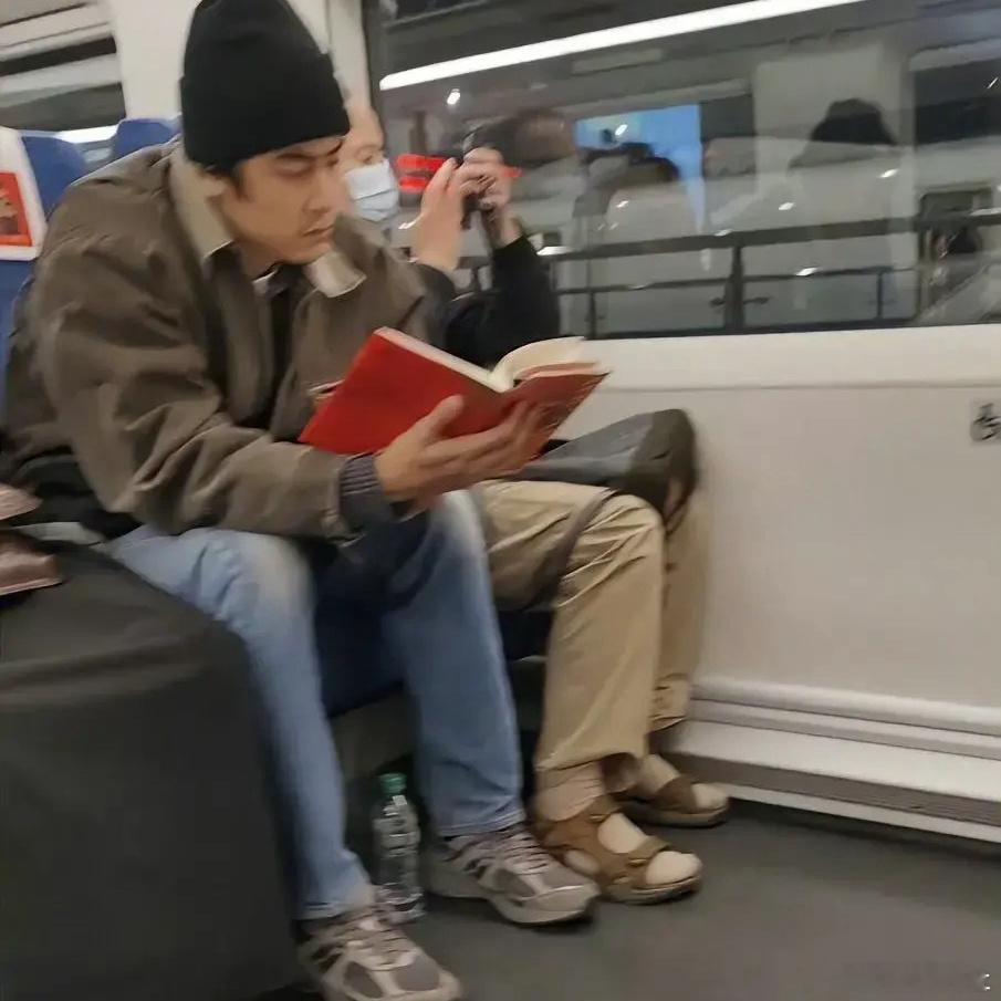 偶遇纪凌尘高铁假装看书 纪凌尘做梦也没想到立人设都能当场被抓包，这两年他改走搞笑