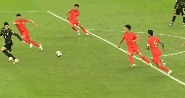 世预赛韩国队3-0大胜国足三个进球:
第一球:朱辰杰倒地身体自然落下韩国球员自己