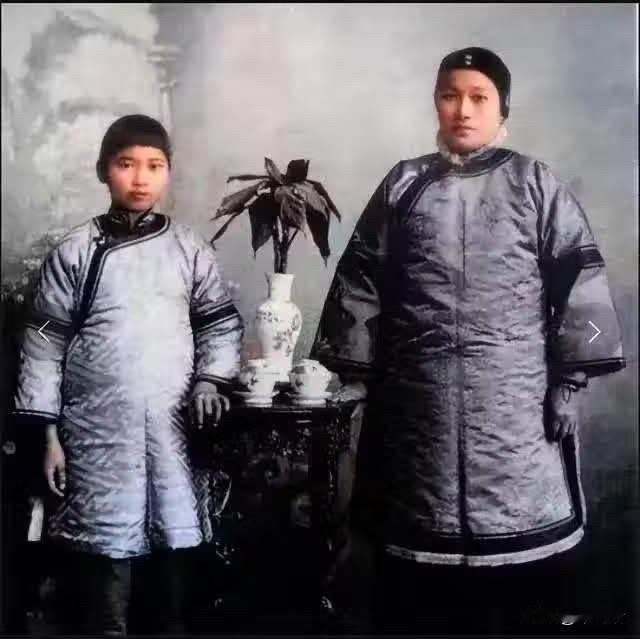 宋庆龄12岁时和母亲的合影，气质高贵优雅。

宋庆龄的母亲名叫倪桂珍（1869年