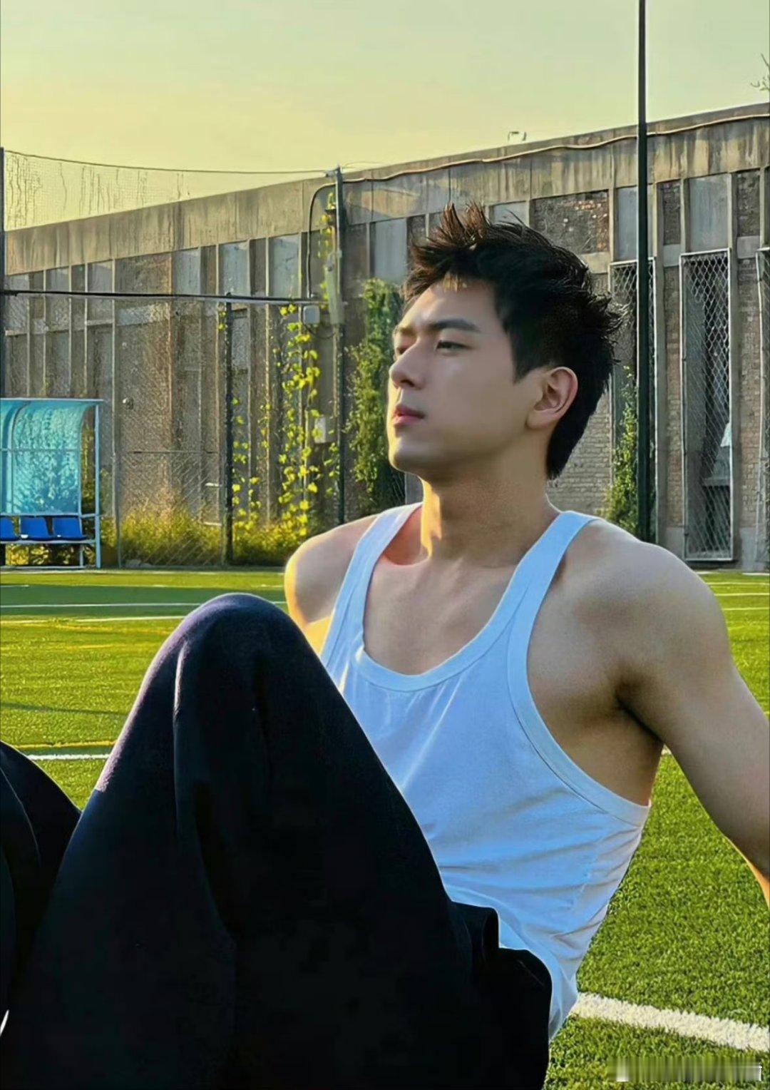 李现不愧是19年就让我心动的男人 时间越久越懂李现的好！19年的心动延续到现在，