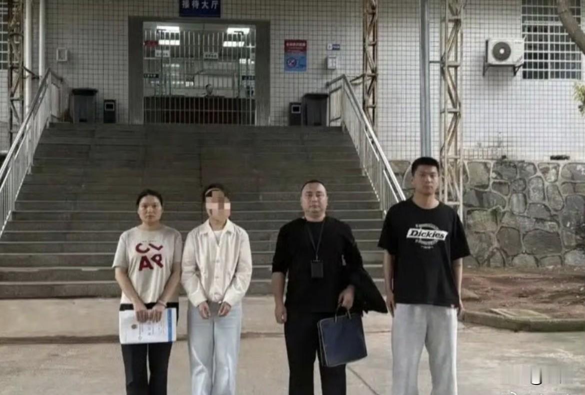 3年，6个男人，一个没穿帮。

她跟每个男人都是“唯一”。对王先生说的话不能对李