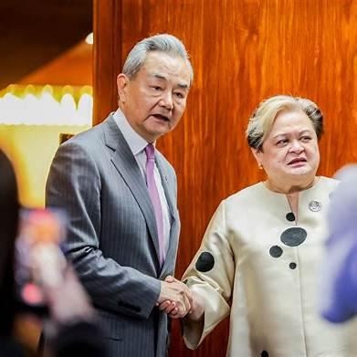 与王毅外长结束会晤后，菲律宾外长拉扎罗7月22日下午发文表示：“在东盟系列会议期