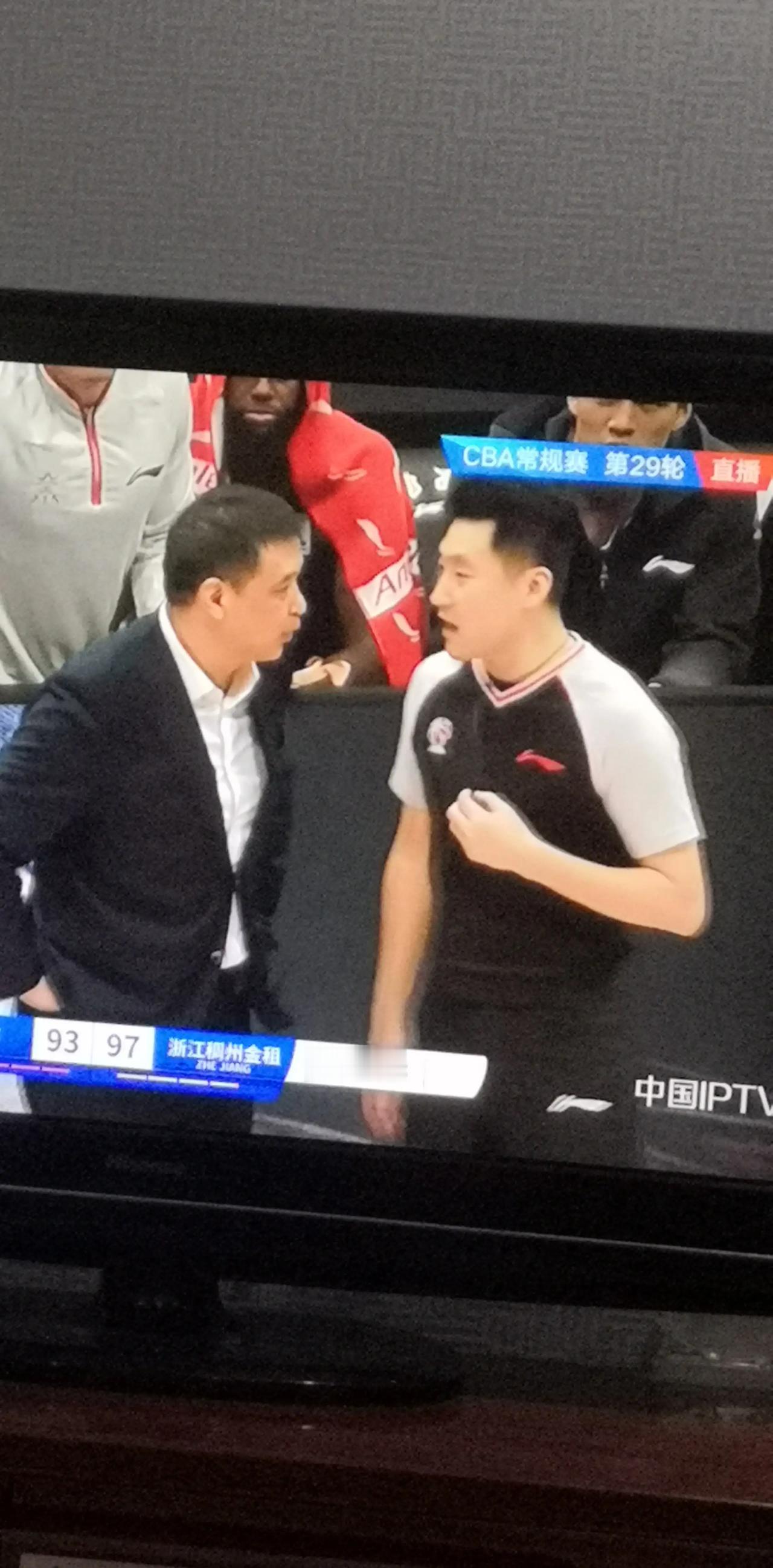 1月18日CBA战报：
广州123：113力克浙江。
广州全员爆发，有7人得分上