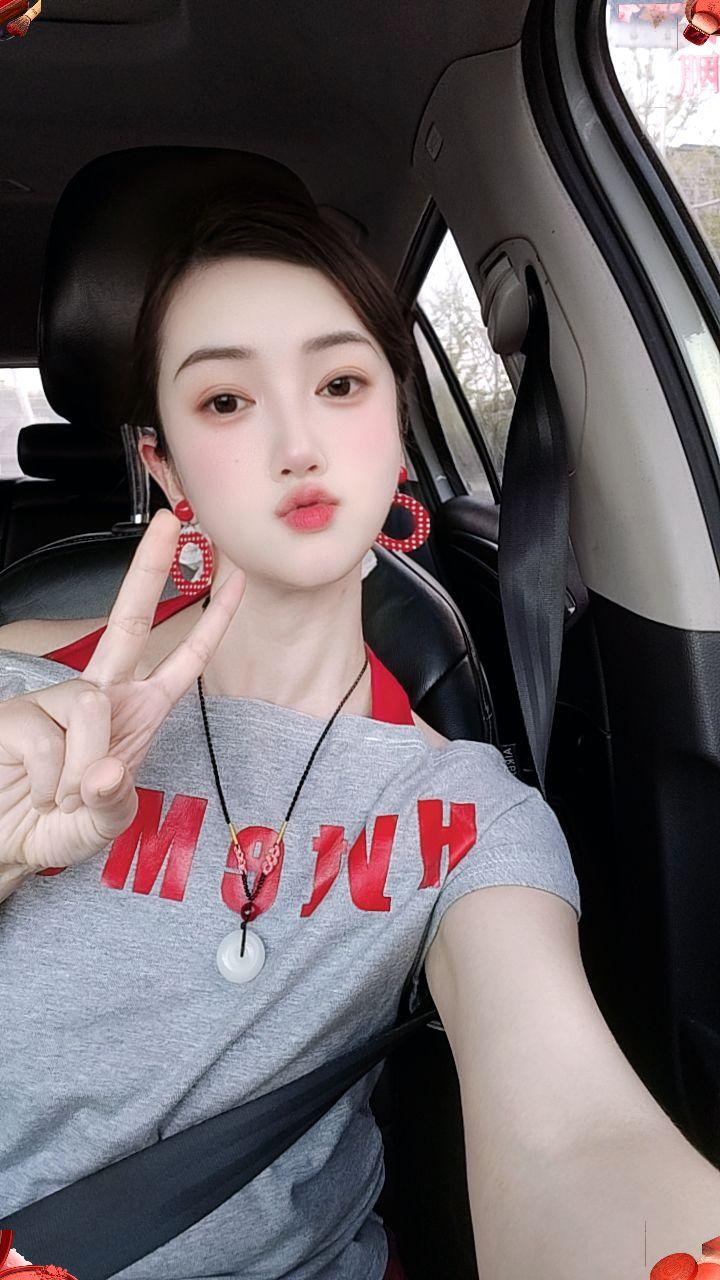 不惊艳  不耀眼  不完美  很平凡  但依旧是自己偏爱的样子