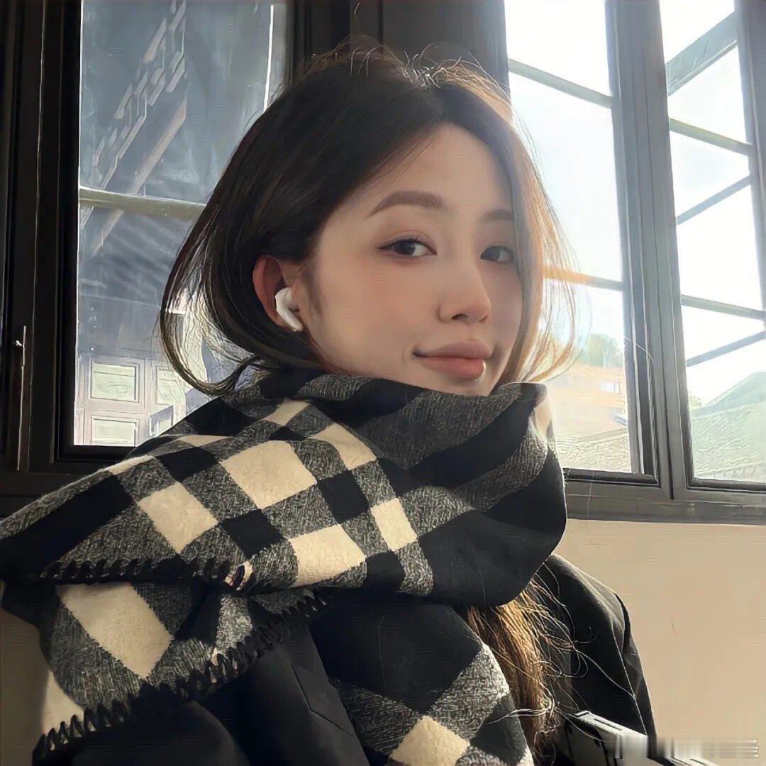 颜值[超话]  人生只有走出来的美丽，没有等出来的辉煌，最幸福的事情，不是活得像