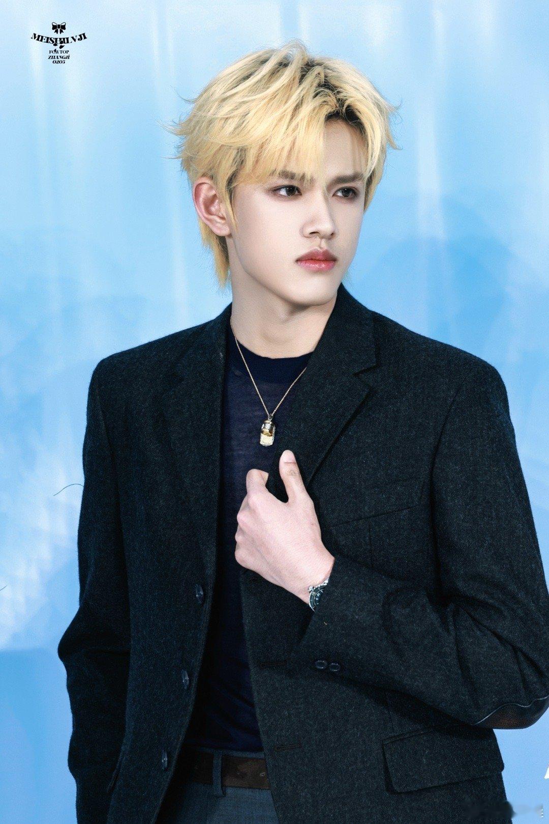 张极金发配半透视内搭造型 新造型也太绝了！金发自带耀眼滤镜，半透视内搭高级感拉满