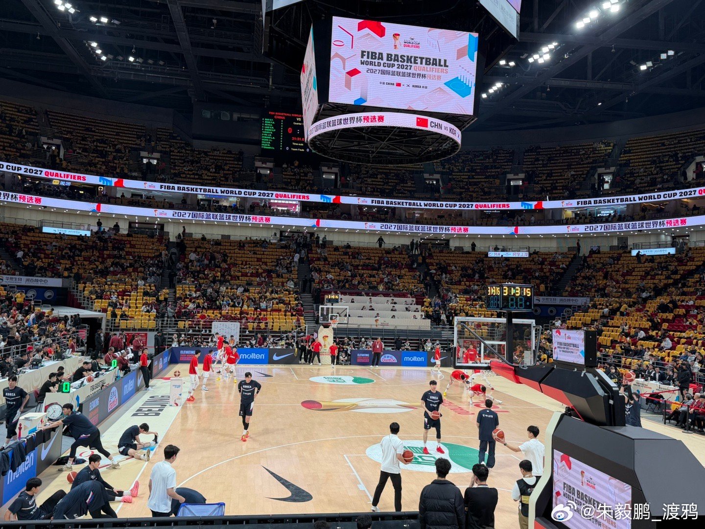 比赛还没开始，来了个大哥往我手里塞了好多吃的喝的，实在太热情了...中国男篮vs