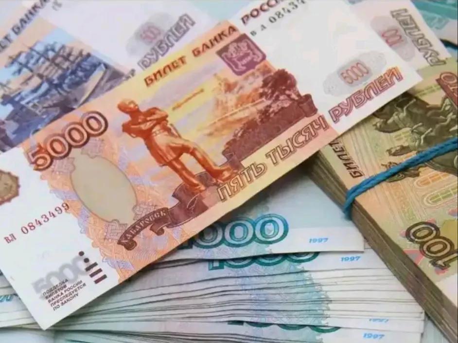 塔斯社报道，当地时间25日，俄联邦央行一名金融分析师表示，由于央行坚持推动的正确