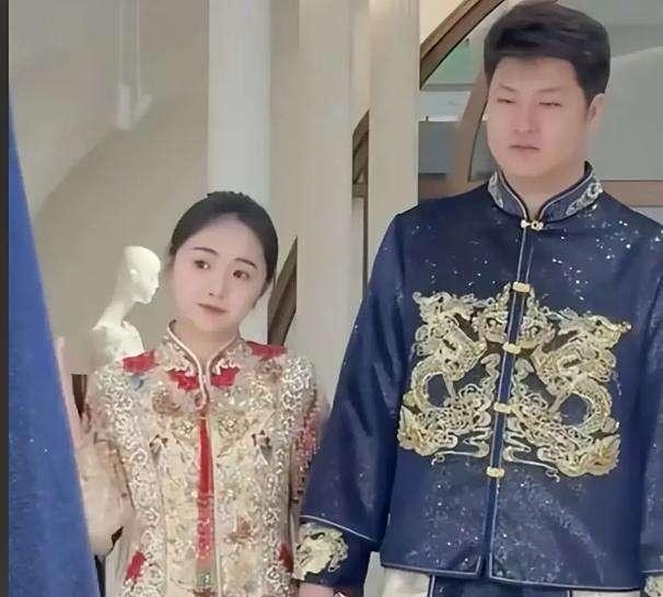 金龟子女儿一觉睡醒，天塌了！王逸宸补办的婚礼被网友挑毛病了。金龟子穿着花衬衫黑短