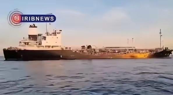 给伊朗点赞！伊朗在波斯湾扣下美国油轮！12月24日伊朗革命卫队在波斯湾扣押一艘涉