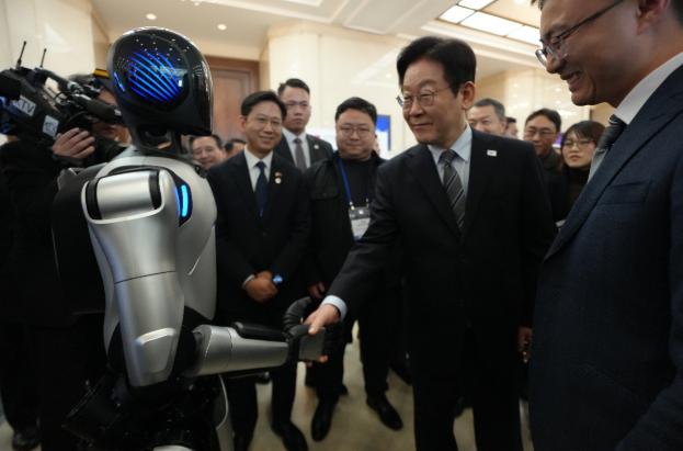 李在明为什么走人了？别信什么行程繁忙的托词，说白了就是怕丢面子，再看上海机器人，