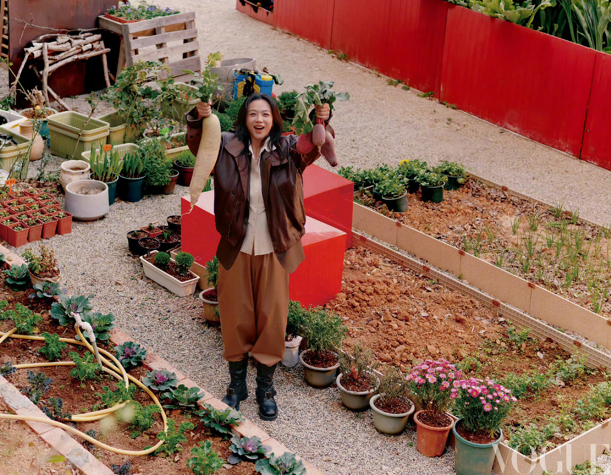 汤唯封面是在菜园里拍的汤唯VOGUE果蔬风大片 汤唯高级时装×原生态菜园，烟火气