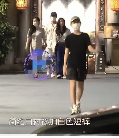 霍思燕儿子这老大了？
 
8月4日下午，有网友偶遇杜江、霍思燕一家三口出门，看到