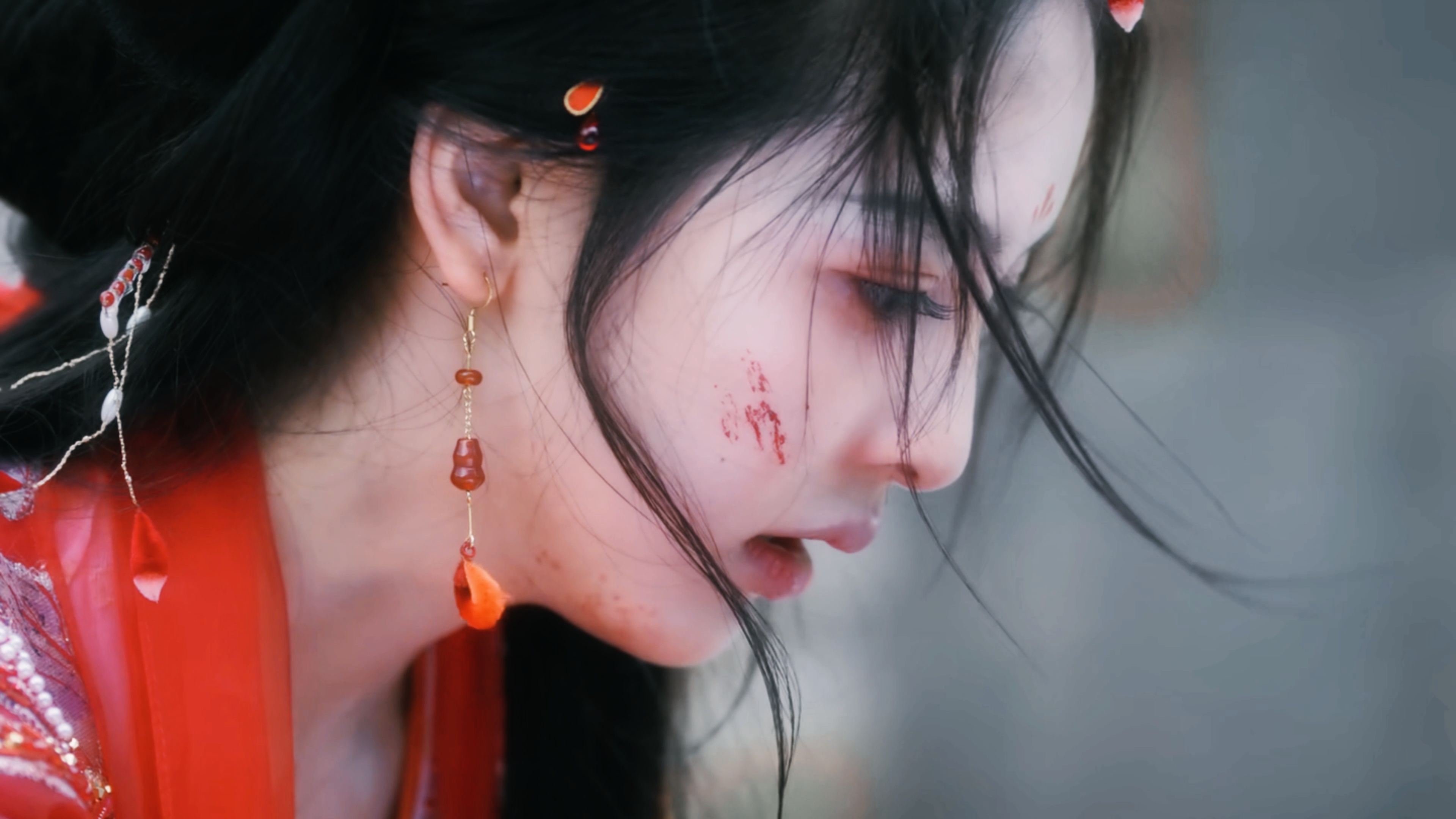 章若楠｜ 杨雁   风中的发丝都沾着泪💦 ​​​