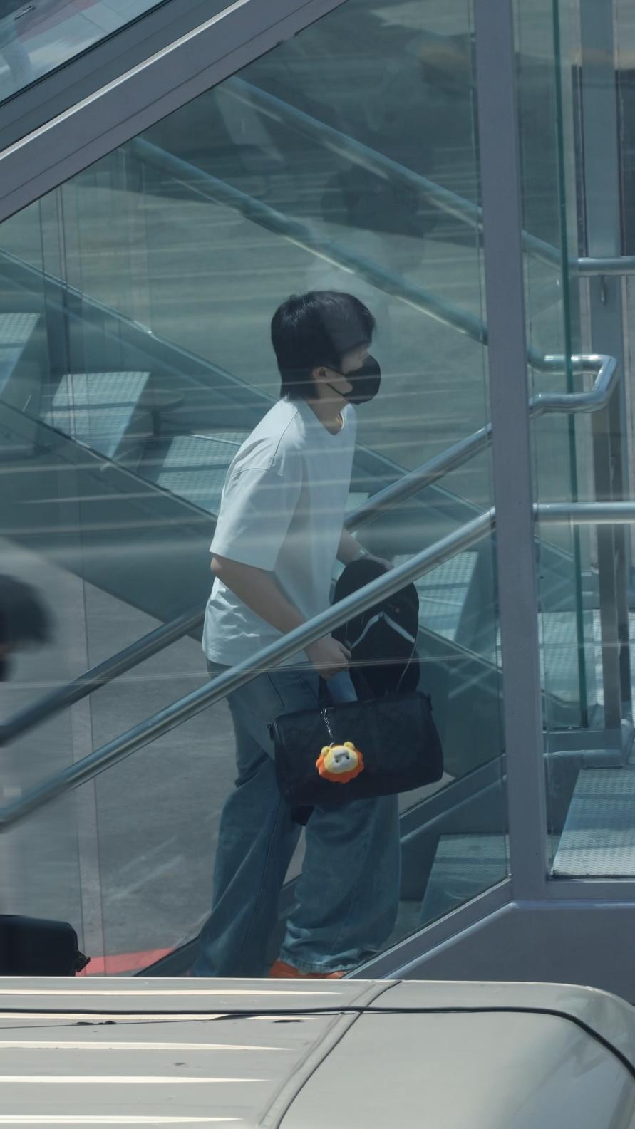 260423｜HoHo爸回北京～拿着克罗心的外套