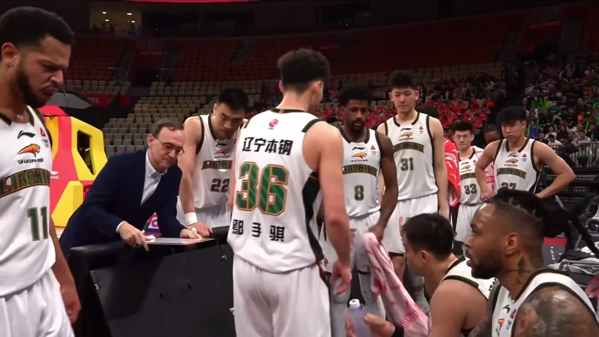 在今晚比赛开始之前，深圳队排在第五，辽宁队排在第十二，所以今晚的比赛，绝对是妥妥