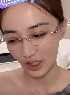 徐璐自爆办了终身美容卡，结果美容院倒闭了。 近日，徐璐在直播中说：“我去美容院脱